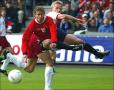 Ole Gunnar Solskj�r (Norge) og Martin Laursen (Danmark)