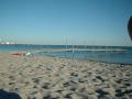 Stranden og bryggen ut i vannet