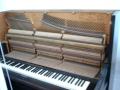 For � flytte pianoet m�tte Marius kle av det litt...