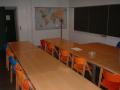 Undervisningslokalet v�rt. Ikke s� stort, kun to stolrader.