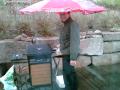 �yvind griller i regnet