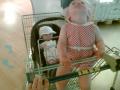 Ruth og Sara p� IKEA - tom handlevogn