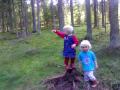 Ruth balanserer p� stubbe mens Sara passer p�