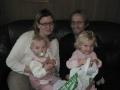 Hele familien i sofaen