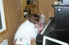Sara spiller piano