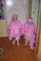 Begge jentene fikk fj�rboa, ballerinasko og panneb�nd