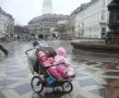 Surt og kaldt og v�tt. Barna p� H�ibro plads.