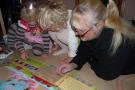 Bestemor leser puslebok med barnebarna