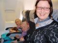 Sara, Ruth og Kaja ombord i flyet