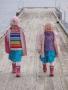 To fine jenter p� en brygge
