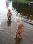 �rets f�rste strandtur og vassing i litt kaldt vann