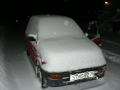 Kl. 02: Det har snødd 20 cm mens jeg har jobbet. Jeg må grave frem bilen igjen for å komme meg hjem.